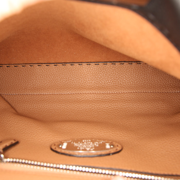 Bolso de mano Fendi Peekaboo modelo mediano en cuero negro - Detail D3