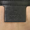 Bolso bandolera Gucci GG Marmont modelo grande en cuero acolchado negro - Detail D4 thumbnail