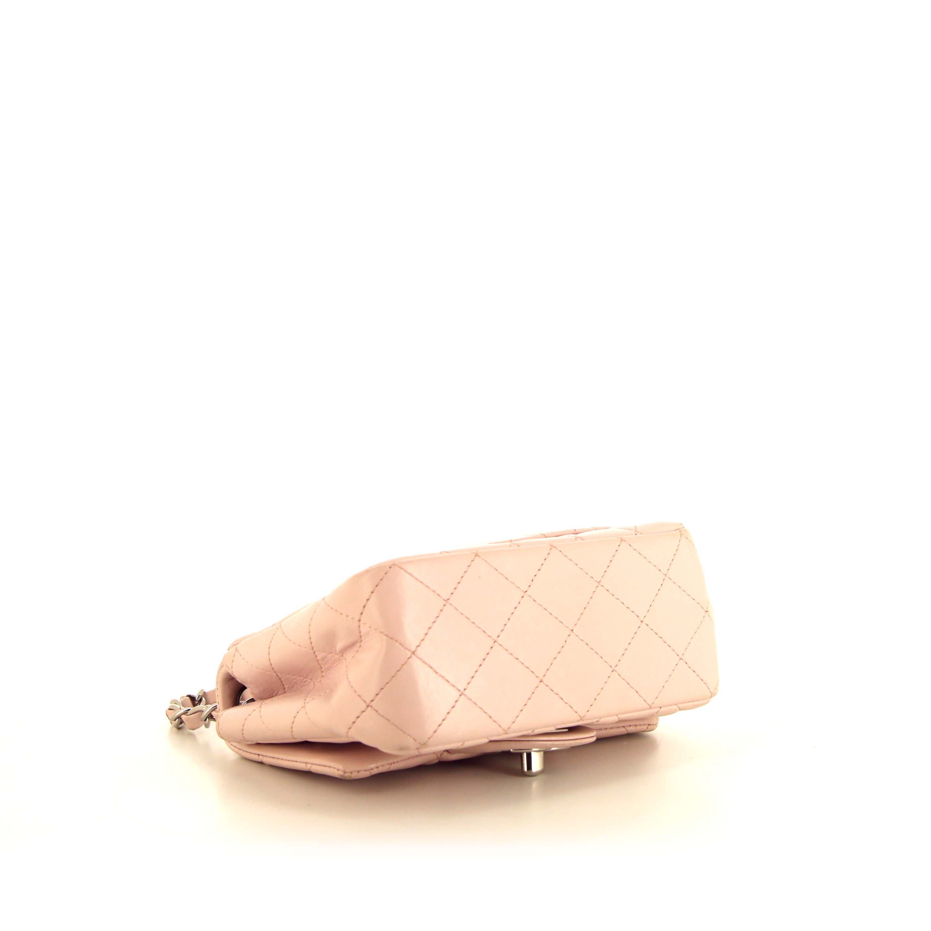 Bolso bandolera Chanel Timeless en cuero acolchado color rosa claro - Detail D5