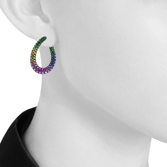 Paire de boucles d'oreilles Boucheron Masy, le Caméléon en or noirci,  saphirs de couleur et tsavorites - Detail D1