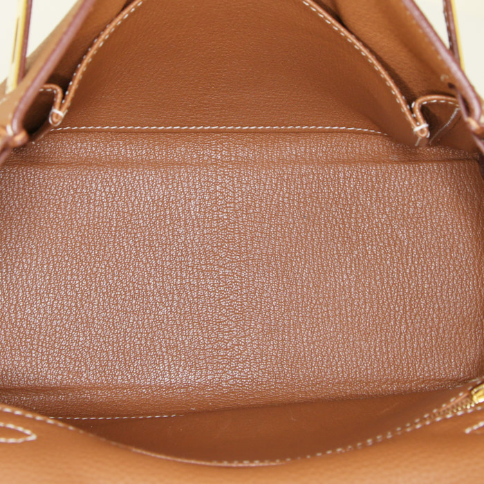 Bolso de mano Hermes Kelly 25 cm en cuero togo color oro - Detail D3