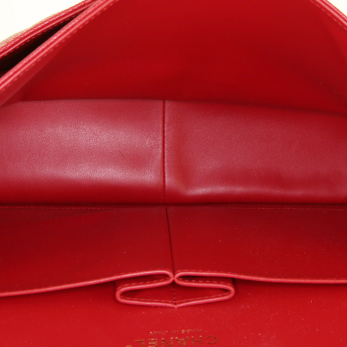 Sac bandoulière Chanel Timeless jumbo en cuir grainé matelassé rouge - Detail D3