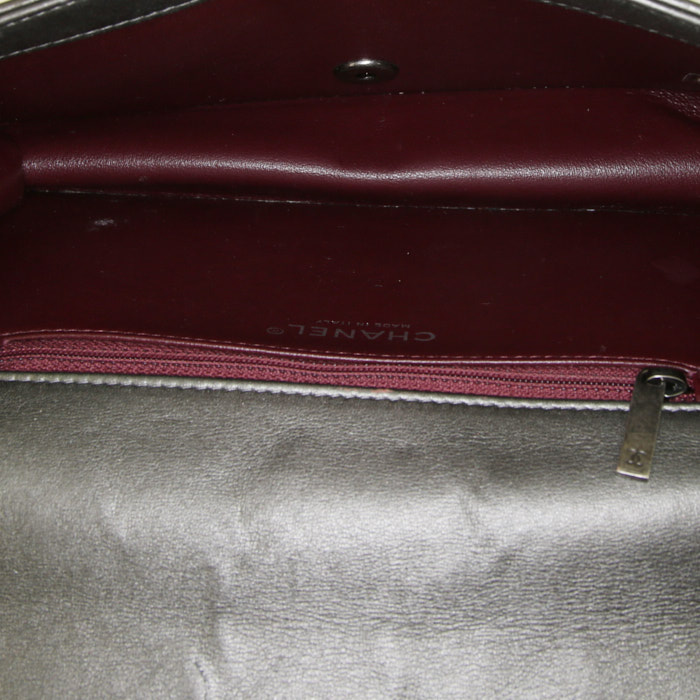 Bolso para llevar al hombro o en la mano Chanel Mademoiselle en cuero acolchado gris - Detail D3