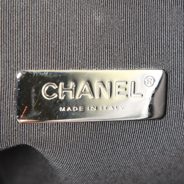 Chanel 31 shopping bag in black quilted leather - Detail D4