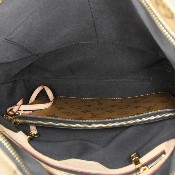 Shopping bag Louis Vuitton Carry It in tela monogram marrone con decoro graffiti e pelle naturale - Detail D2