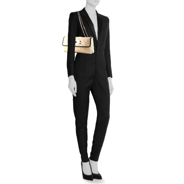 Chanel East West bag worn on the shoulder or carried in the hand in white quilted leather and black piping - Detail D1