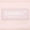 Bolso para llevar al hombro o en la mano Chanel East West en cuero acolchado blanco y junco negro - Detail D4 thumbnail