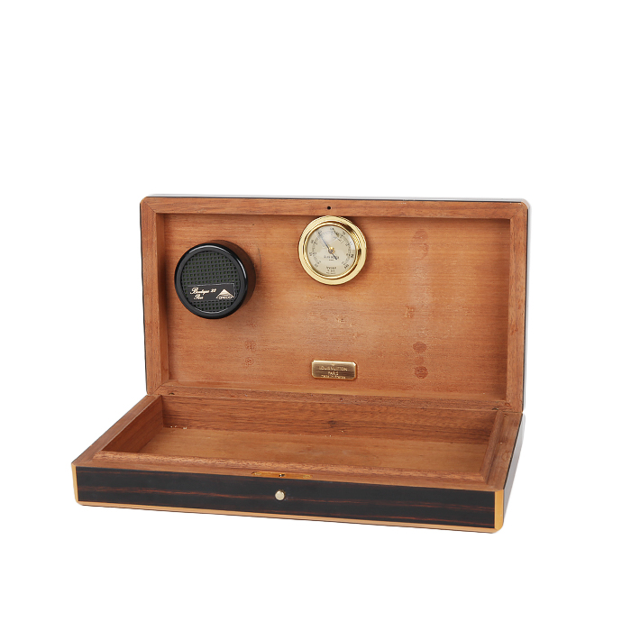Louis Vuitton, "Voyage" ("Travel") cigar case, in mahogany wood, Macassar ebony veneer and touches of pear tree, signed and monogrammed, from the 2000's - Detail D1