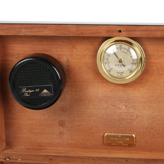 Louis Vuitton, "Voyage" ("Travel") cigar case, in mahogany wood, Macassar ebony veneer and touches of pear tree, signed and monogrammed, from the 2000's - Detail D2