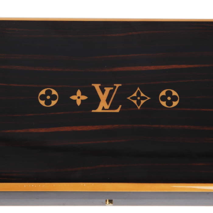 Louis Vuitton, "Voyage" ("Travel") cigar case, in mahogany wood, Macassar ebony veneer and touches of pear tree, signed and monogrammed, from the 2000's - Detail D4