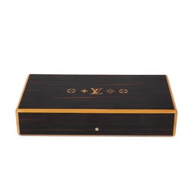 Louis Vuitton, cave à cigares modèle "Voyage", en bois d'acajou, placage en ébène de Macassar et marqueterie en bois de poirier, signé et monogramé, des années 2000