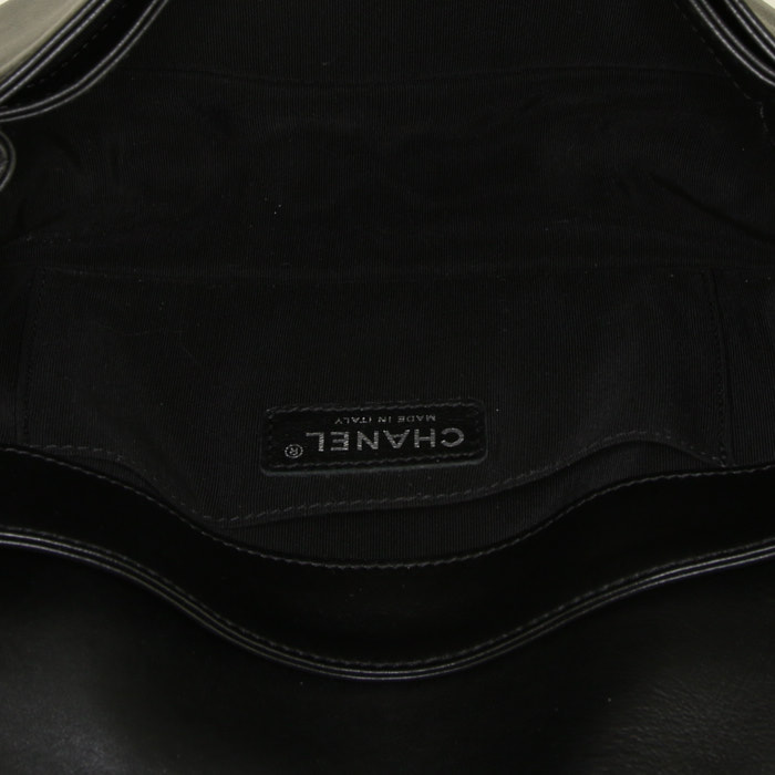 Borsa a tracolla Chanel Boy in pelle trapuntata nera - Detail D3