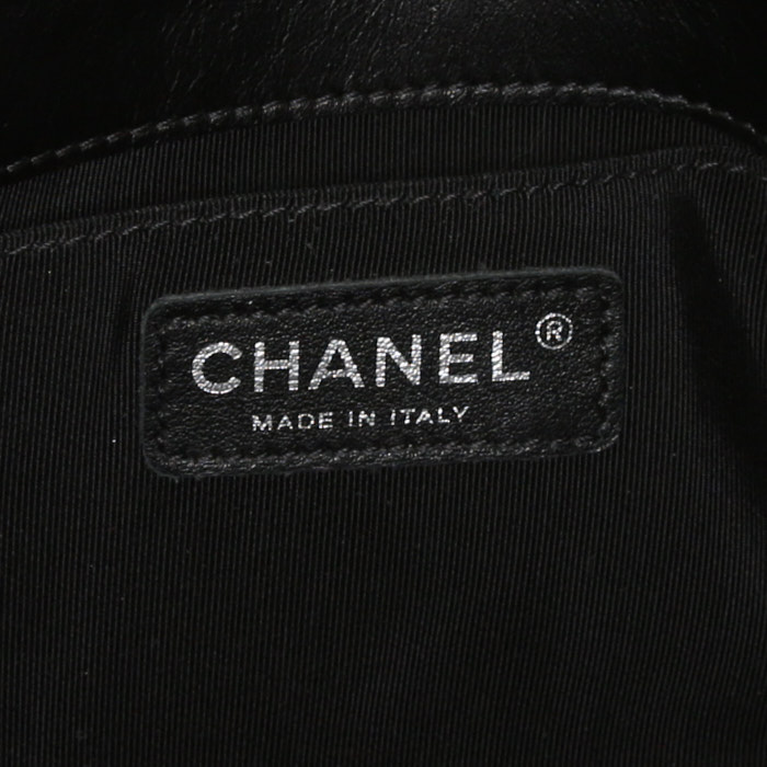 Sac bandoulière Chanel Boy en cuir matelassé noir - Detail D4