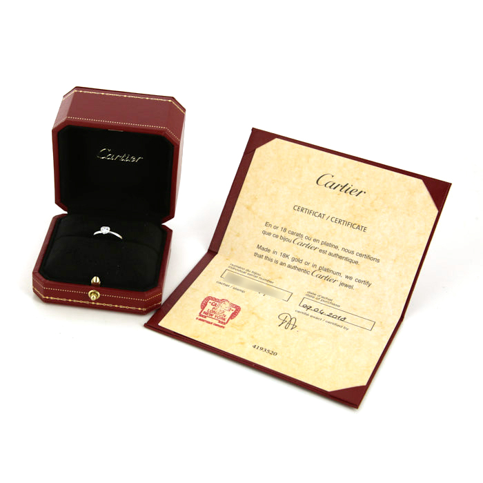 Anello solitario Cartier Diamant Léger in oro bianco e diamante - Detail D2