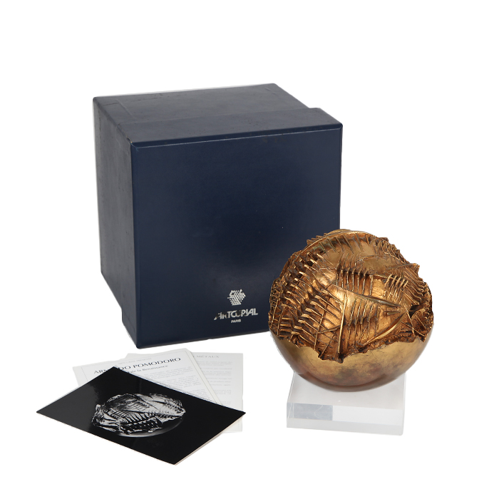 Arnaldo Pomodoro, "Sfera", sculpture in gilded bronze, Artcurial edition, signed and numbered, certificate of authenticity, of 1983 - Detail D1