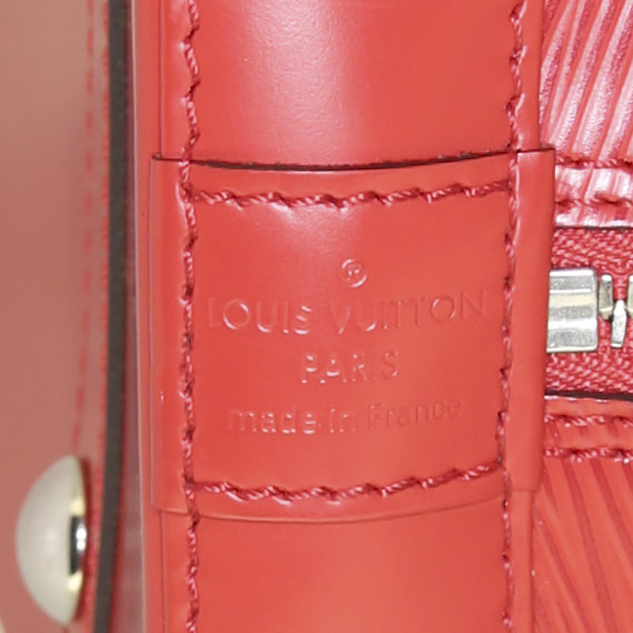 Sac à main Louis Vuitton Alma petit modèle en cuir épi rouge - Detail D4