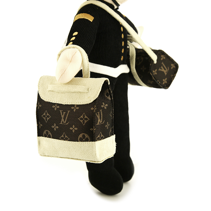 Louis Vuitton, "Groom", doll, in cotton, acrylic and polyester, with two iconic bags of the brand, monogrammed, in its original box, from the 2000's - Detail D1