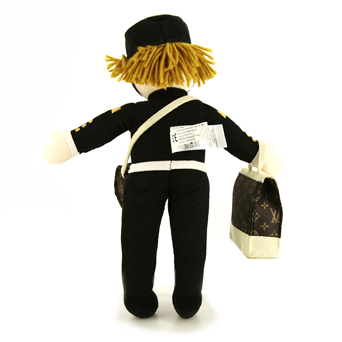 Louis Vuitton, "Groom", doll, in cotton, acrylic and polyester, with two iconic bags of the brand, monogrammed, in its original box, from the 2000's - Detail D3