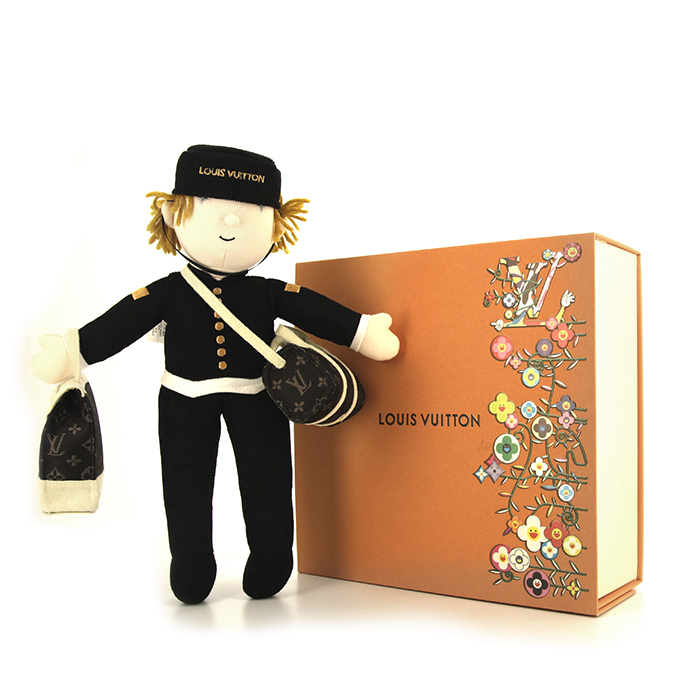 Louis Vuitton, "Groom", doll, in cotton, acrylic and polyester, with two iconic bags of the brand, monogrammed, in its original box, from the 2000's - Detail D4