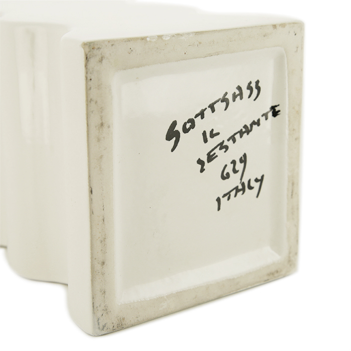 Ettore Sottsass, vase sculpture "629" de la série "Onde", en céramique émaillée blanche, édition Il Sestante, signé, création 1969 - Detail D5