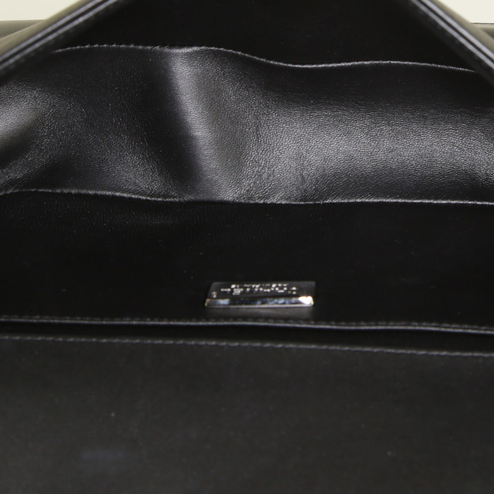 Sac bandoulière Chanel Boy en cuir matelassé noir et lézard noir - Detail D3