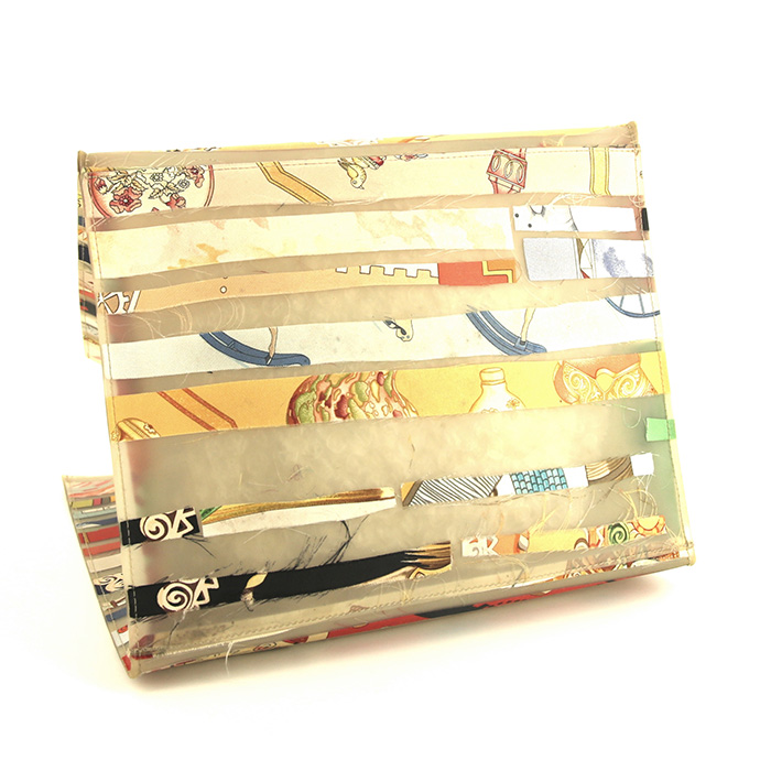 Sac cabas Hermès Cas du Sac petit modèle en matière synthétique blanc-cassé et soie multicolore - Detail D4