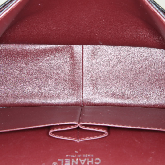 Bolso de mano Chanel Timeless jumbo en cuero granulado acolchado negro - Detail D3