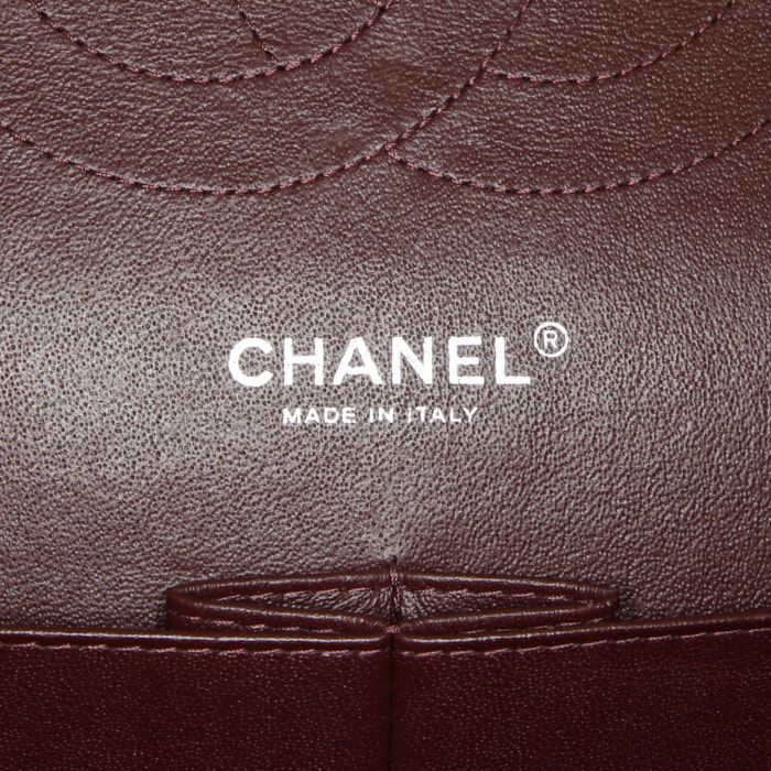 Bolso de mano Chanel Timeless jumbo en cuero granulado acolchado negro - Detail D4