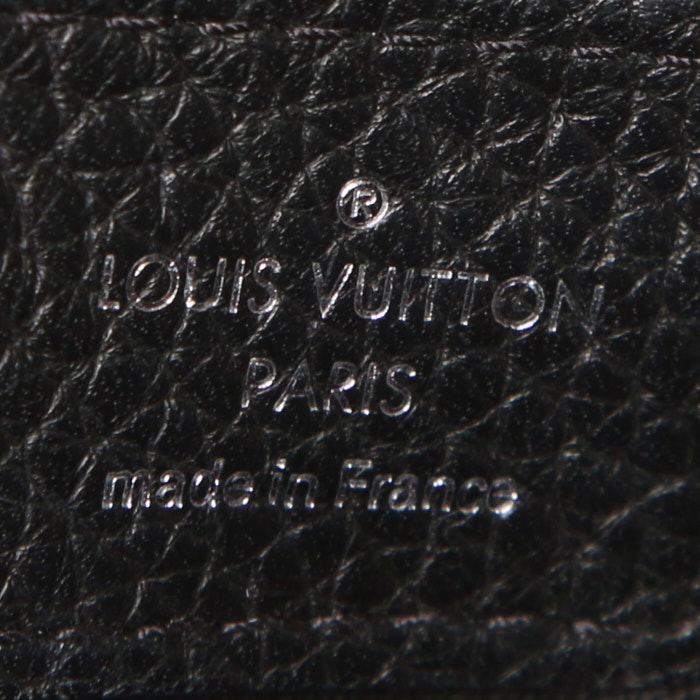 Bolso de mano Louis Vuitton Capucines BB en cuero granulado negro - Detail D4
