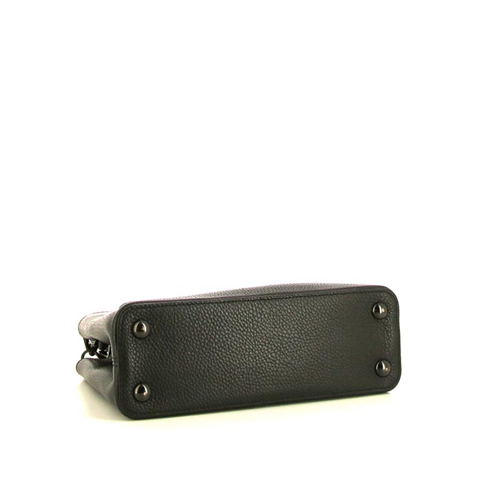 Bolso de mano Louis Vuitton Capucines BB en cuero granulado negro - Detail D5