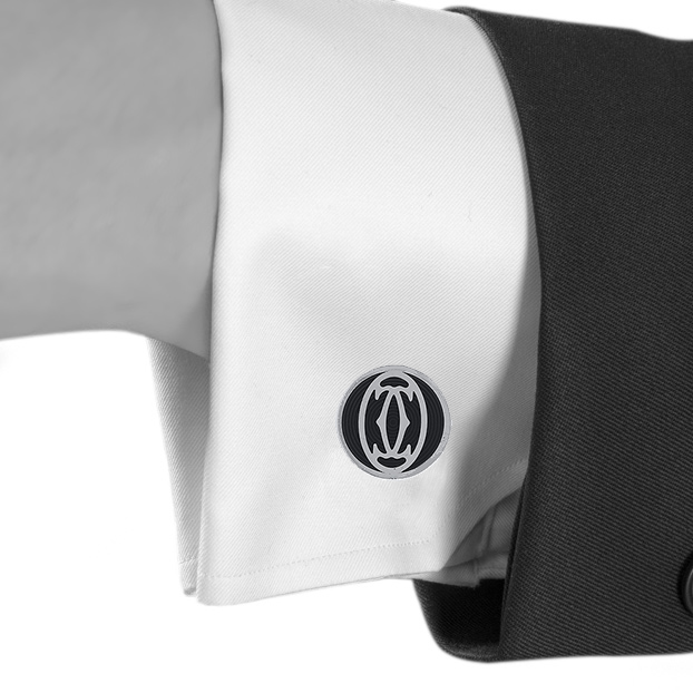 Paire de boutons de manchette articulée Cartier C de Cartier en argent et émail noir - Detail D1