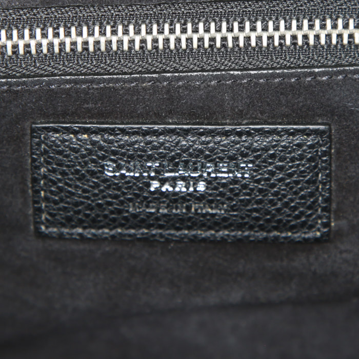 Bolso de mano Saint Laurent Rive Gauche en cuero granulado negro - Detail D4