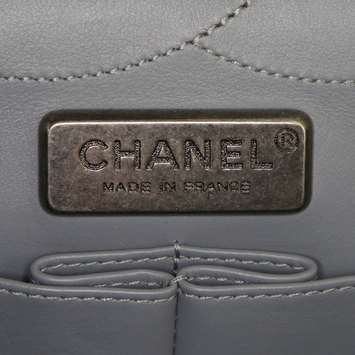 Bolso de mano Chanel 2.55 en piel de pitón gris - Detail D4