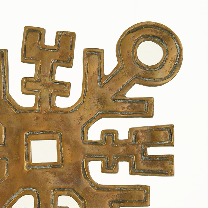 Arnaldo et Gio Pomodoro, sculpture de la série "Croci e stelle", en bronze doré, pour la galleria "II Sestante", de 1958 - Detail D1