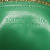 Bolso bandolera Bottega Veneta Cassette en cuero intrecciato verde - Detail D3 thumbnail
