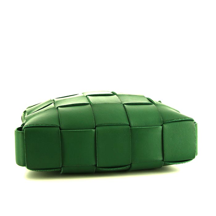 Bottega Veneta Cassette shoulder bag in green intrecciato leather - Detail D4