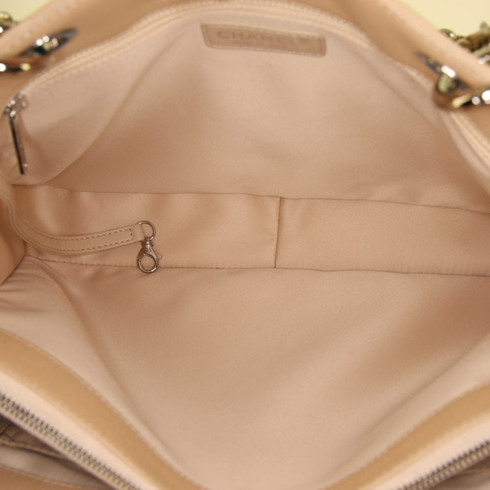 Chanel Shopping GST shopping bag in beige quilted grained leather - Detail D2