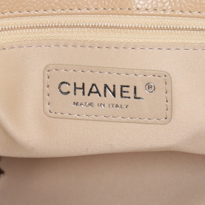 Chanel Shopping GST shopping bag in beige quilted grained leather - Detail D3