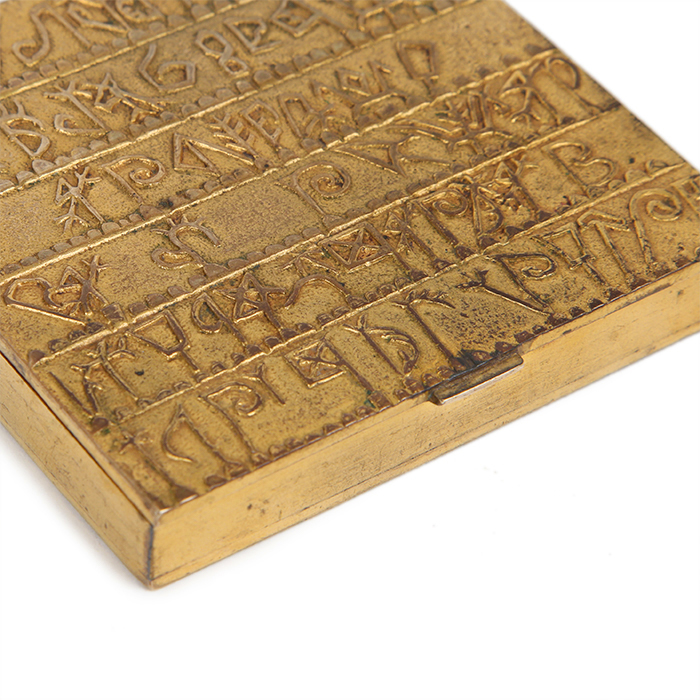 Line Vautrin, rare "Alphabet arménien" compact box, in gilt bronze, signed, around 1946 - Detail D3