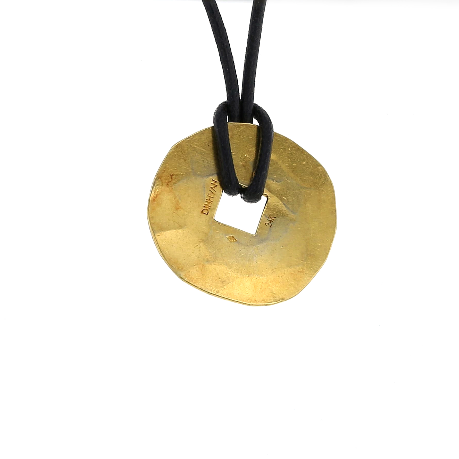 Dinh Van Pi Chinois large model pendant in 24 carats yellow gold - Detail D2