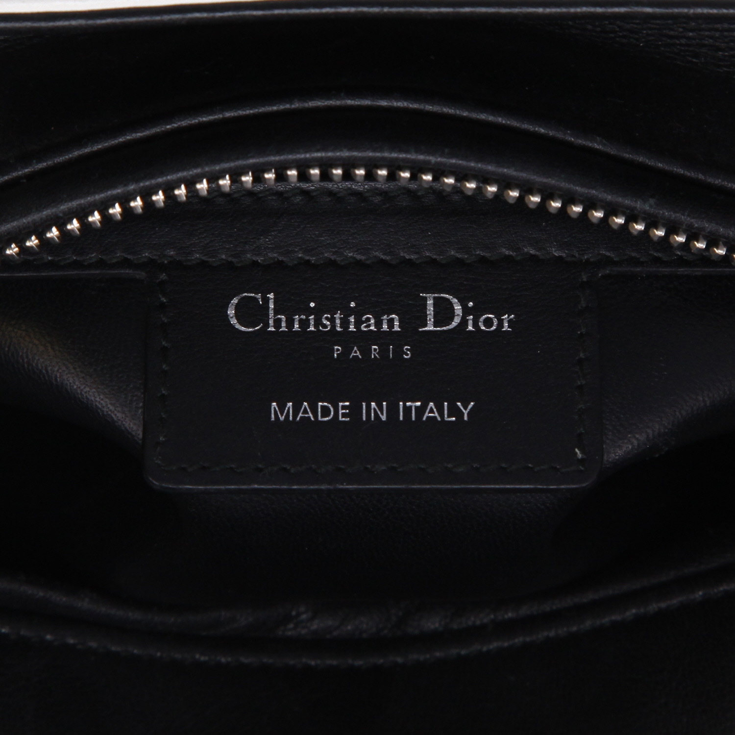 Dior  Lady Dior handbag  in white leather - Detail D2