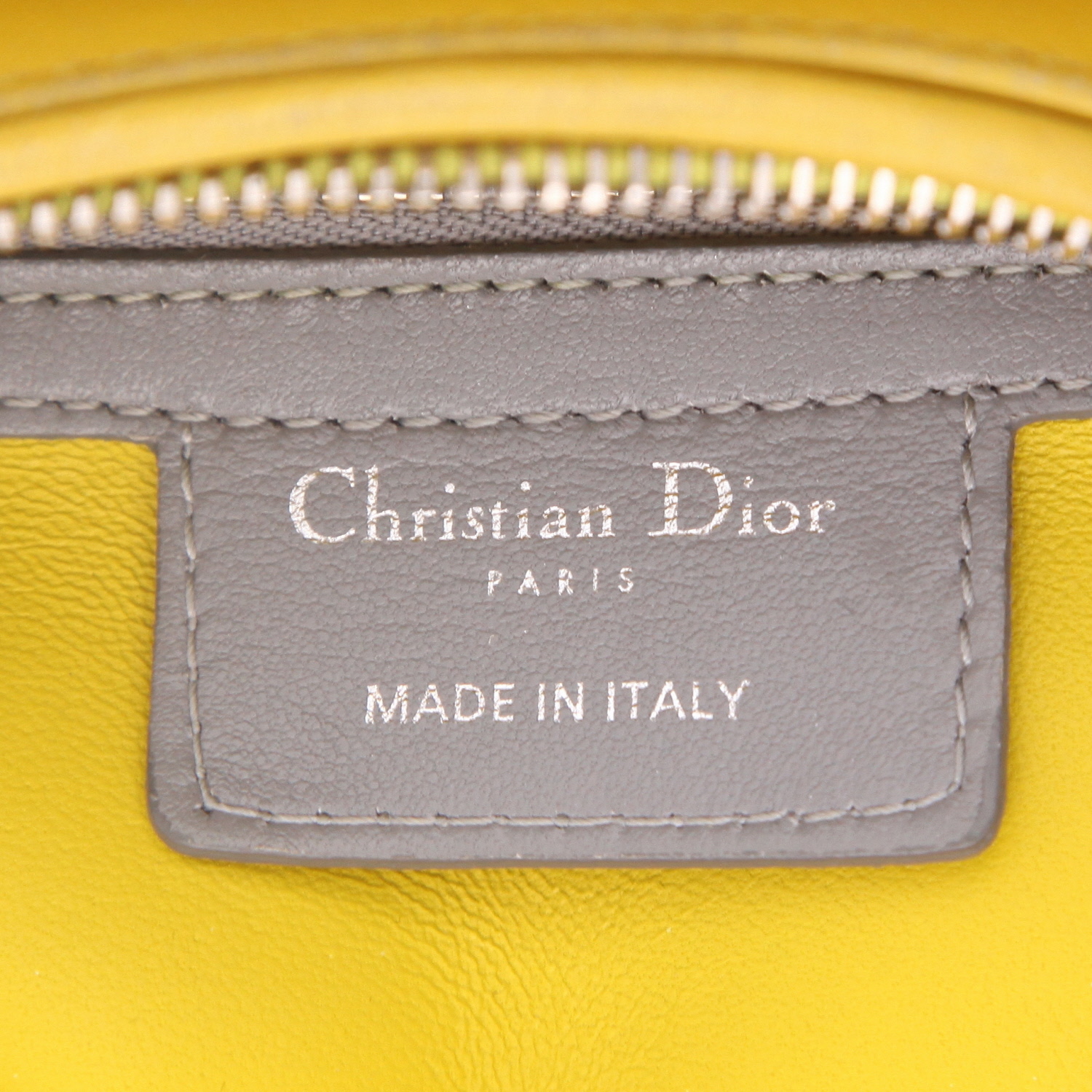 Sac à main Dior Lady Dior moyen modèle en cuir cannage Bleu Pale jaune et gris - Detail D2