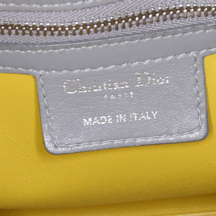 Sac à main Dior Lady Dior moyen modèle en cuir cannage Bleu Pale jaune et gris - Detail D4