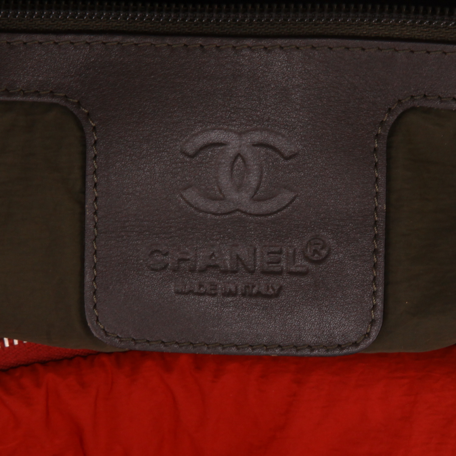 Sac cabas Chanel  Coco Cocoon en toile matelassée rouge et cuir rouge - Detail D2