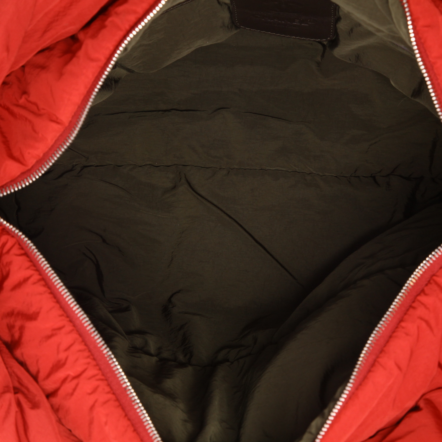 Sac cabas Chanel  Coco Cocoon en toile matelassée rouge et cuir rouge - Detail D3