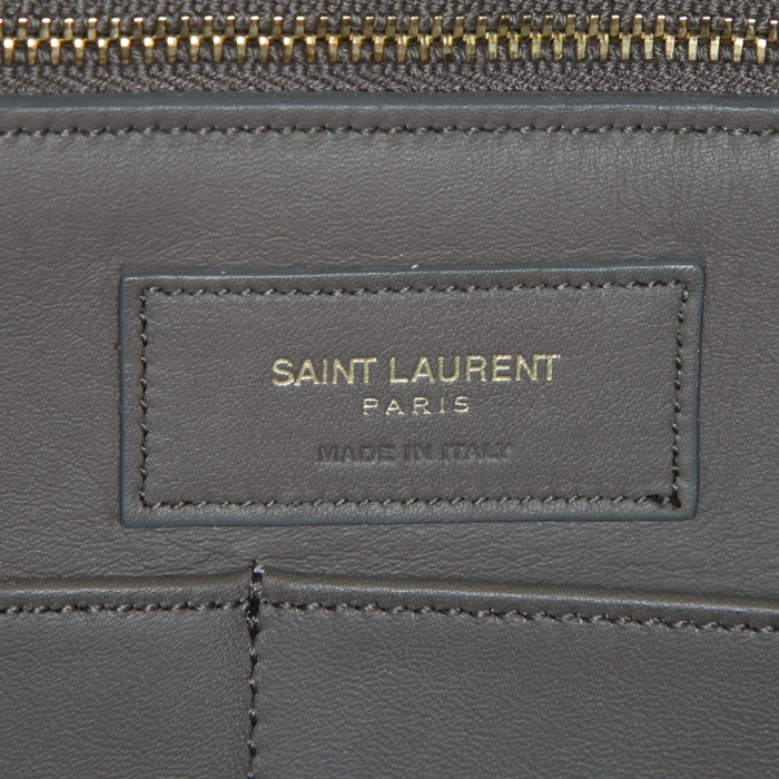 Yves Saint Laurent Chyc handbag in grey leather - Detail D3