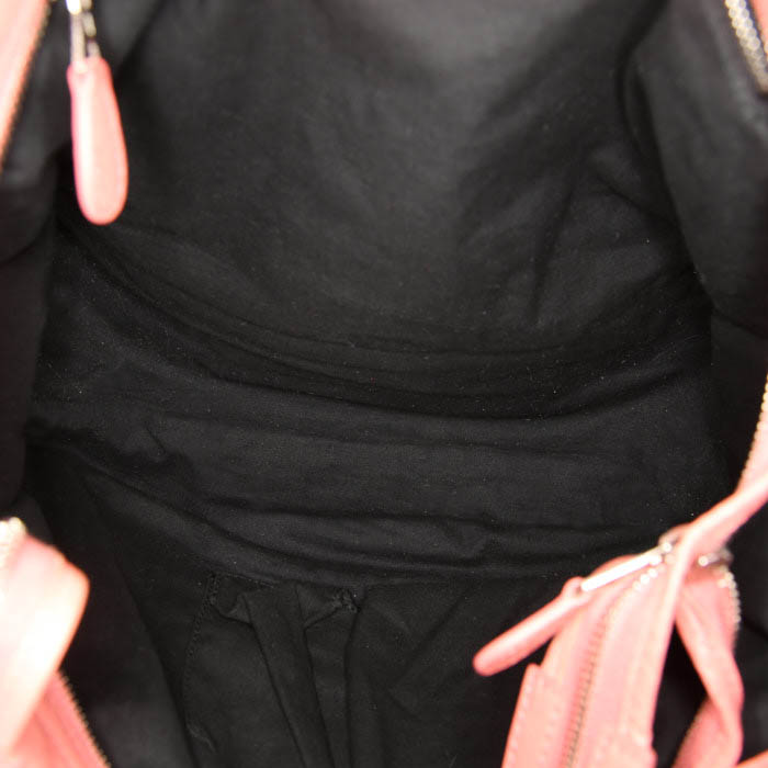 Bolso de mano Balenciaga Classic City en cuero rosa - Detail D3