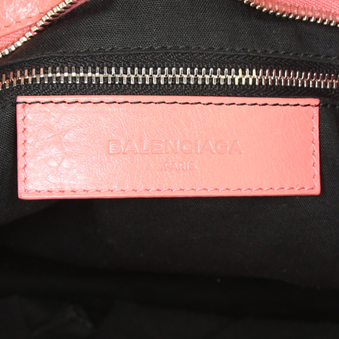 Balenciaga Classic City handbag in pink leather - Detail D4