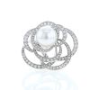 Sortija Chanel Camelia modelo grande en oro blanco,  diamantes y perla - 360 thumbnail