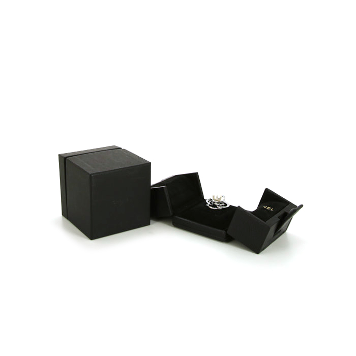 Bague Chanel Camelia grand modèle en or blanc,  diamants et perle - Detail D2